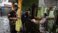 Tim Emergency Response Kota Palangkaraya (ERP) memberikan makanan kepada warga terdampak banjir di Jalan Anoi, Palangkaraya, Kalimantan Tengah, Selasa (14/9/2021).