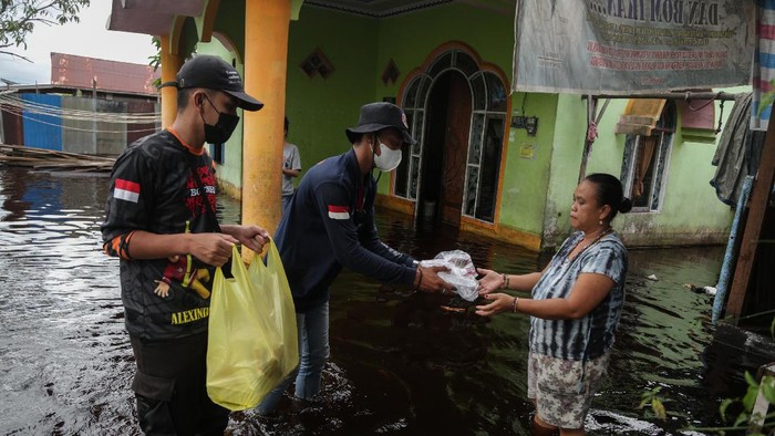 Sebanyak 13 kelurahan di Kota Palangkaraya terendam banjir luapan Sungai Kahayan. Pemkot Palangkaraya pun menetapkan status siaga darurat bencana banjir.
