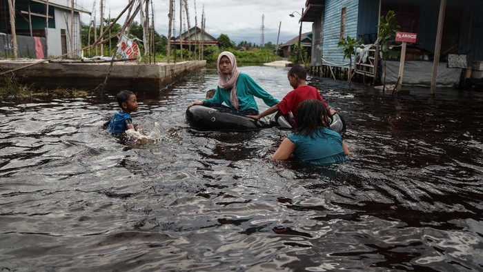 Sebanyak 13 kelurahan di Kota Palangkaraya terendam banjir luapan Sungai Kahayan. Pemkot Palangkaraya pun menetapkan status siaga darurat bencana banjir.