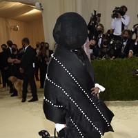 Karya Thom Browne menjadi andalan penyanyi Erykah Badu. Kostum serba hitam bergaya avant-garde dengan penutup kepala seperti cangkang telur dipadu dengan tas berbentuk anjing menemani gayanya. (Foto: Invision/Evan Agostini/AP)