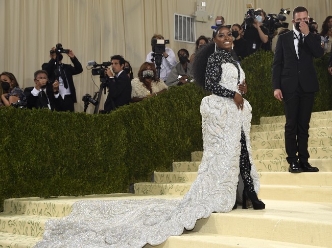 Altlet senam indah Simone Biles tak ketinggalan eksis di MET Gala 2021. Untuk momen spesial tersebut, ia mengenakan gaun AREA x Athleta karyaBeckett Fogg dan Piotrek Panszczyk. Adapun rok dihiasi taburan kristal Swarovski yang beratnya hampir 39 kilogram. (Foto: Invision/Evan Agostini/AP)