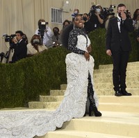 Altlet senam indah Simone Biles tak ketinggalan eksis di MET Gala 2021. Untuk momen spesial tersebut, ia mengenakan gaun AREA x Athleta karyaBeckett Fogg dan Piotrek Panszczyk. Adapun rok dihiasi taburan kristal Swarovski yang beratnya hampir 39 kilogram. (Foto: Invision/Evan Agostini/AP)