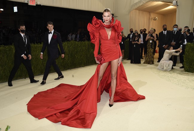 Salah satu penampilan terheboh di MET Gala 2021 datang dari Karlie Kloss. Untuk acara bertema In America: A Lexicon of Fashion, sang supermodel muncul dalam balutan gaun merah Carolina Herrera dengan dekorasi ruffle bervolume pada bagian bahu. (Foto: Invision/Evan Agostini/AP)