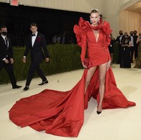 Salah satu penampilan terheboh di MET Gala 2021 datang dari Karlie Kloss. Untuk acara bertema In America: A Lexicon of Fashion, sang supermodel muncul dalam balutan gaun merah Carolina Herrera dengan dekorasi ruffle bervolume pada bagian bahu. (Foto: Invision/Evan Agostini/AP)