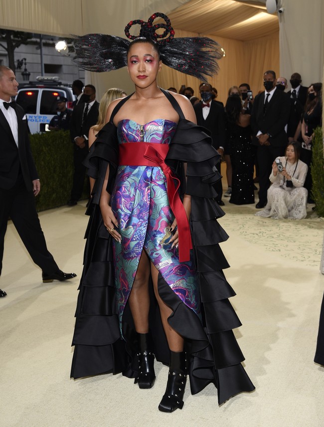 Tak cuma para pesohor dari dunia hiburan dan mode, para bintang olahraga pun menunjukkan batang hidungnya. Salah satunya petenis Naomi Osaka yang menjadi co-chair MET Gala 2021. Sumber inspirasi untuk busana Louis Vuitton yang dipakainya datang dari budaya negara asal kedua orangtuanya, Jepang dan Haiti. (Foto: Invision/Evan Agostini/AP)