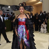 Tak cuma para pesohor dari dunia hiburan dan mode, para bintang olahraga pun menunjukkan batang hidungnya. Salah satunya petenis Naomi Osaka yang menjadi co-chair MET Gala 2021. Sumber inspirasi untuk busana Louis Vuitton yang dipakainya datang dari budaya negara asal kedua orangtuanya, Jepang dan Haiti. (Foto: Invision/Evan Agostini/AP)