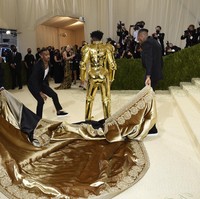 Rapper Lil Nas X kembali muncul dengan fashion statement. Kostum Versace yang terdiri dari jubah, baju perang dan body-suit emas menjadi andalannya.  (Foto: Invision/Evan Agostini/AP)