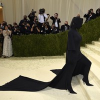 Kim Kardashian tampil serba tertutup dengan gaun hitam Balenciaga. Dengan penutup kepala seperti ini, siapa yang butuh masker atau APD lagi.  (Foto: Invision/Evan Agostini/AP)