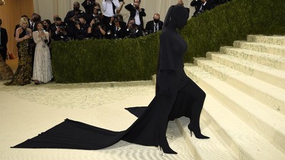 10 Gaya Terheboh di MET Gala 2021, Kim Kardashian Muncul Tanpa Wajah