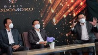 Marketing Director Agung Podomoro Land Agung Wirajaya, Chief Marketing Officer Bukit Podomoro Jakarta Zaldy Wihardja dan Presiden Direktur ERA Indonesia Darmadi Darmawangsa pada acara virtual launching Bukit Podomoro Jakarta di APL Tower, Jakarta.