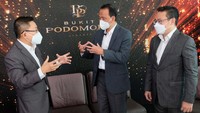 Bukit Podomoro Jakarta hadir untuk kaum urban yang mencari kedamaian di tengah kesibukan sehari-hari. Hunian tapak mewah ini dikembangkan di atas lahan seluas 9,6 hektare di sisi timur Jakarta. Hunian Bukit Podomoro Jakarta dipasarkan dengan harga mulai dari Rp 3,7 miliar, dan luas bangunan hingga 231 m2.