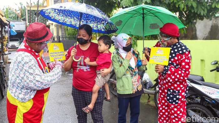 Sejumlah badut yang salah satunya bernama Ustad Yahya menyerukan warga untuk ikut vaksinasi. Mereka berkeliling kampung di Kecamatan Pinang, Tangerang Kota.