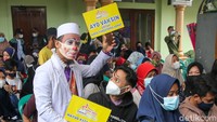 Aksi ini dilakukan oleh Ustad Yahya sebagai bentuk kepeduliannya kepada masyarakat.