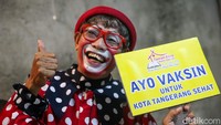 Masyarakat tampak antusias saat melihat kehadiran badut di lokasi vaksin.