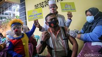 Seorang warga tengah disuntik vaksin COVID-19.