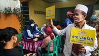 Ustad Yahya merupakan pengajar di Panti Asuhan Darussalam, Pinang, Kota Tangerang. Yahya mengaku mulanya dia bekerja sebagai badut pada tahun 2010. Namun, pada tahun yang sama, gurunya menyarankan agar dia juga mengajar mengaji di panti asuhan itu.