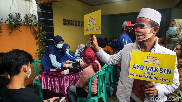 Sejumlah badut yang salah satunya bernama Ustad Yahya menyerukan warga untuk ikut vaksinasi. Mereka berkeliling kampung di Kecamatan Pinang, Tangerang Kota.