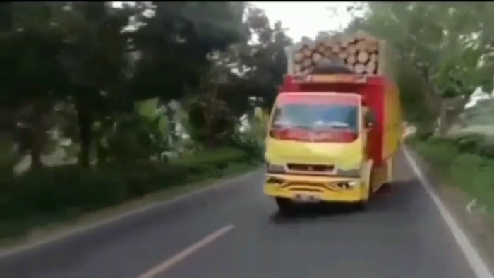 Video truk oleng beredar di media sosial. Aksi berbahaya di Jalan Raya Ranuyoso Lumajang itu sengaja dibuat untuk kepentingan konten.