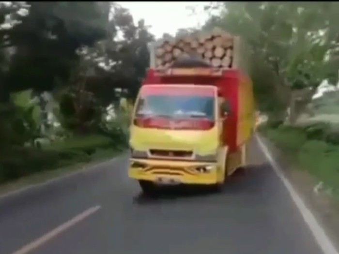 Video truk oleng beredar di media sosial. Aksi berbahaya di Jalan Raya Ranuyoso Lumajang itu sengaja dibuat untuk kepentingan konten.