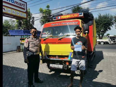 Video truk oleng beredar di media sosial. Aksi berbahaya di Jalan Raya Ranuyoso Lumajang itu sengaja dibuat untuk kepentingan konten.