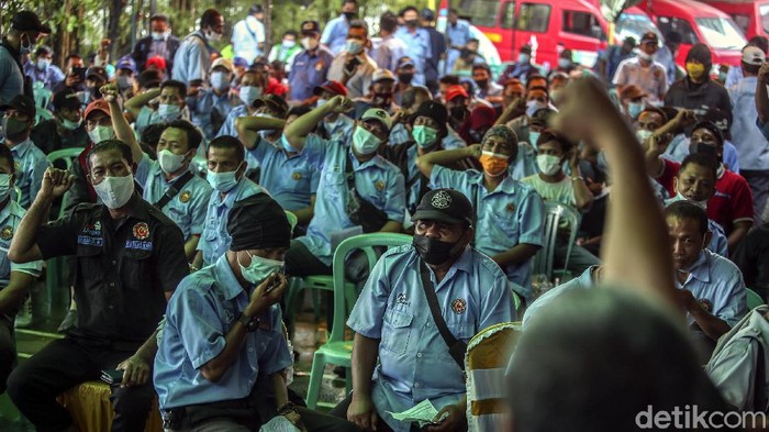 Ratusan pengemudi angkutan umum Jak Lingko disuntik vaksin COVID-19. Tak sedikit para pengemudi yang membawa serta anggota keluarga mereka untuk divaksinasi.
