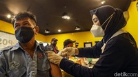 Seorang pengemudi angkutan umum Jak Lingko tengah menjalani vaksinasi COVID-19 di Jakarta Utara, Selasa (14/9/2021).  