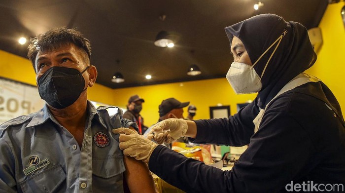 Ratusan pengemudi angkutan umum Jak Lingko disuntik vaksin COVID-19. Tak sedikit para pengemudi yang membawa serta anggota keluarga mereka untuk divaksinasi.