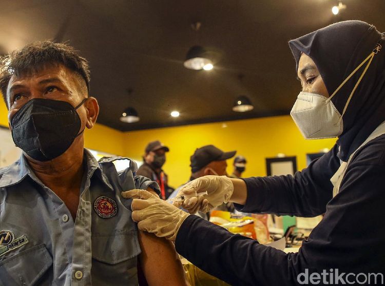 Antusias Ratusan Pengemudi Jak Lingko Disuntik Vaksin-Donor Darah