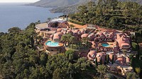 Pierre Cardins Bubble Palace, Prancis. Bubble Palace memiliki arsitektur yang berbeda dengan bangunan lain. Rumah milik perancang busana kenamaan Pierre Cardin ini menggunakan arsitek asal Hungaria Antti Lovag untuk merancang istana di tepi pantai Cannes pada tahun 1975. Rumah eksentrik ini harganya mencapai US$ 390 juta. Courtesy of Christie’s International via Robbreport.com.