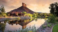 Gateways Canyons Ranch, Gateway, Colorado. Rumah-rumah ini terletak di atas tanah seluas 8.700 hektar. Awalnya wilayah ini dikembangkan oleh John Hendricks yang merupakan pendiri Discovery Channel. Di kompleks perumahan seharga US$ 279 juta tersedia fasilitas teater, spa, perpustakaan hingga studio seni. Courtesy of Jade Mills Estates via Robbreport.com.