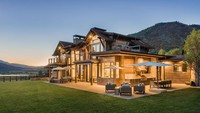 Aspen Valley Ranch, Aspen, Colorado. Aspen Valley Ranch ini dimiliki oleh Charif Souki yang merupakan pendiri dan mantan CEO Cheniere Energy. Rumah seharga US$ 220 juta ini memiliki fasilitas kandang kuda sampai garasi yang luas. Dok. David O. Marlow via Robbreport.com.