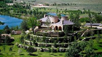 Mesa Vista Ranch, Pampa, Texas. Mesa Vista Ranch merupakan warisan investor T. Boone Pickens. Rumah ini terletak di perkebunan yang sangat luas di Texas. Rumah ini dibanderol seharga US$ 220 juta. Courtesy of Hall and Hall via Robbreport.com.