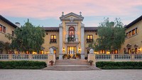 Villa Firenze, Berverly Park, California. Rumah ini memiliki gaya kontemporer dan luasnya mencapai 20.000 kaki persegi. Rumah seharga US$ 160 juta ini memiliki fasilitas paviliun, garasi yang mampu menampung 30 mobil. Courtesy of Hilton & Hyland via Robbreport.com.