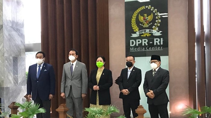 Azis Syamsuddin Wakil Ketua DPR Azis Syamsuddin bersama pimpinan DPR lainnya konferensi pers terkait ulang tahun ke-76 DPR, Selasa (31/7/2021).