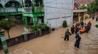BMKG memperkirakan cuaca ekstrem dengan intensitas curah hujan yang tinggi akan terus berlangsung sepekan ke depan. Warga dan masyarakat di Pulau Jawa-Bali diminta waspada.