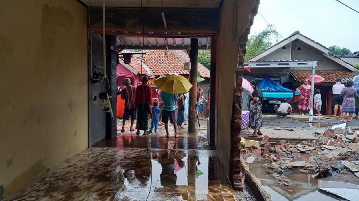 Belasan rumah di Pandeglang rusak disapu banjir