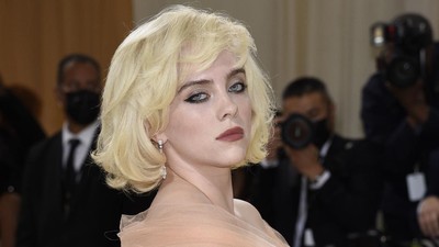 Billie Eilish Bergaya Old Hollywood, Pirang Mirip Marilyn Monroe
