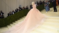 Billie Eilish saat tampil di Met Gala The Metropolitan Museum of Arts Costume Institute. Foto: Invision/Evan Agostini