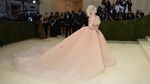 Billie Eilish Bergaya Old Hollywood, Pirang Mirip Marilyn Monroe