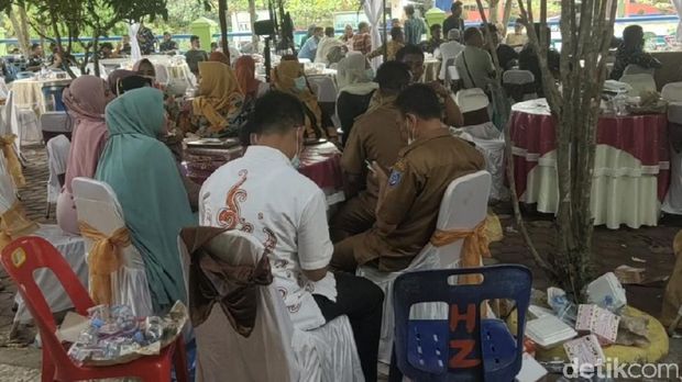 Bupati dan Wbup Labuhanbatu menggelar acara syukuran hingga dihadiri banyak warga. Sebelumnya acara syukuran yang digelar di Medan dibubarkan kepala lingkungan. (Ahmad FIM/detikcom)