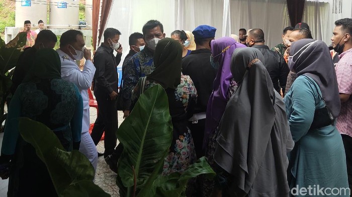 Bupati dan Wbup Labuhanbatu menggelar acara syukuran hingga dihadiri banyak warga. Sebelumnya acara syukuran yang digelar di Medan dibubarkan kepala lingkungan. (Ahmad FIM/detikcom)