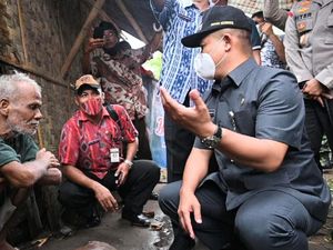 Bupati Kebumen Evakuasi Kakek Sebatang Kara dari Gubuk ke Panti Jompo