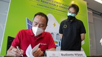 Pada penandatanganan perjanjian pembangunan PLTS atap dilakukan langsung oleh Presiden Direktur PT Bungasari Flour Mills Indonesia Budianto Wijaya (kiri) dengan Managing Director PT Xurya Daya Indonesia Eka Himawan (kanan) yang akan segera dimulai dan diharapkan rampung pada awal tahun 2022.