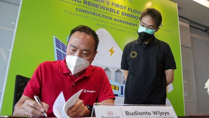 Canggih, Pabrik Ini Bakal Manfaatkan PLTS Atap Guna menekan tingkat pemanasan global sekaligus menghemat biaya listrik, banyak perusahaan yang mulai memanfaarkan atap pabrik dengan membangun pembangkit listrik tenaga surya (PLTS). Ini salah satunya.
PLTS atap ini juga sekaligus untuk mendukung Gerakan Nasional Sejuta Surya yang telah dikampanyekan oleh pemerintah sejak tahun 2017.