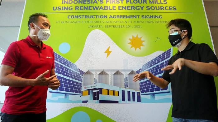 Guna menekan tingkat pemanasan global sekaligus menghemat biaya listrik, banyak perusahaan yang mulai memanfaarkan atap pabrik dengan membangun pembangkit listrik tenaga surya (PLTS). Ini salah satunya.

PLTS atap ini juga sekaligus untuk mendukung Gerakan Nasional Sejuta Surya yang telah dikampanyekan oleh pemerintah sejak tahun 2017.