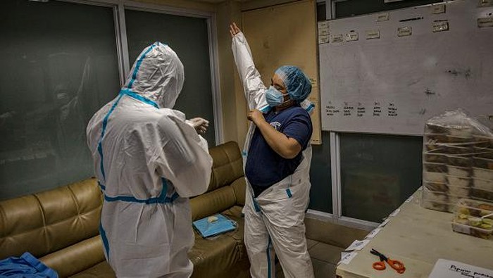 Melonjaknya kasus COVID-19 di Filipina membuat rumah sakit di negara itu dibayangi ancaman kekurangan tenaga medis. Pasalnya, virus Corona juga sasar para nakes