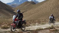Secara dimensi CRF160L punya ukuran panjang 2.100 mm, lebar 820 mm, dan tinggi 1.387 mm. Sebagai motor petualang, CRF190L memiliki jarak terendah ke tanah cukup tinggi, yakni 241 mm, dan tinggi joknya 830 mm. Foto: Sundiro Honda