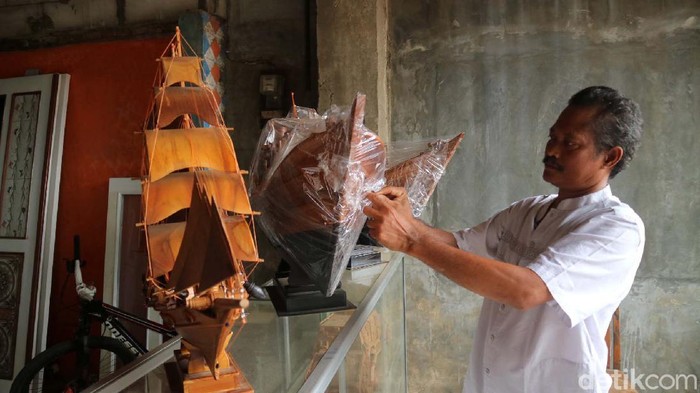Perajin miniatur kapal Pinisi di Kabupaten Jepara, Jawa Tengah tetap bertahan di tengah pandemi COVID-19. Perajin mengaku kesulitan ekspor ke luar negeri karena kondisi pandemi.