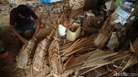 Pantauan di lokasi meski sedang lesu aktivitas pembuatan kapal masih berlangsung. Kini pekerja yang masih tersisa ada dua orang, sebelum pandemi pekerja ada sebanyak sembilan orang. 