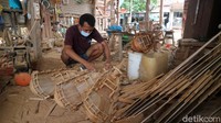 Terlihat dua pekerja Nurfaat sedang sibuk membuat miniatur kapal pesiar. Mereka terlihat sedang merampungkan awak kapal pesiar tersebut.